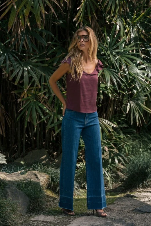 JEANS FERRACHE WIDE LEG COM DETALHE NA BAINHA
