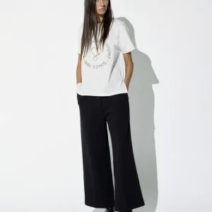 T-SHIRT LOLA CASADMNT DE GOLA REDONDA COM ABERTURAS LATERAIS E ESTAMPADO EM RELEVO POSICIONADO